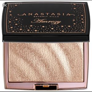 Anastasia Amrezy highlighter